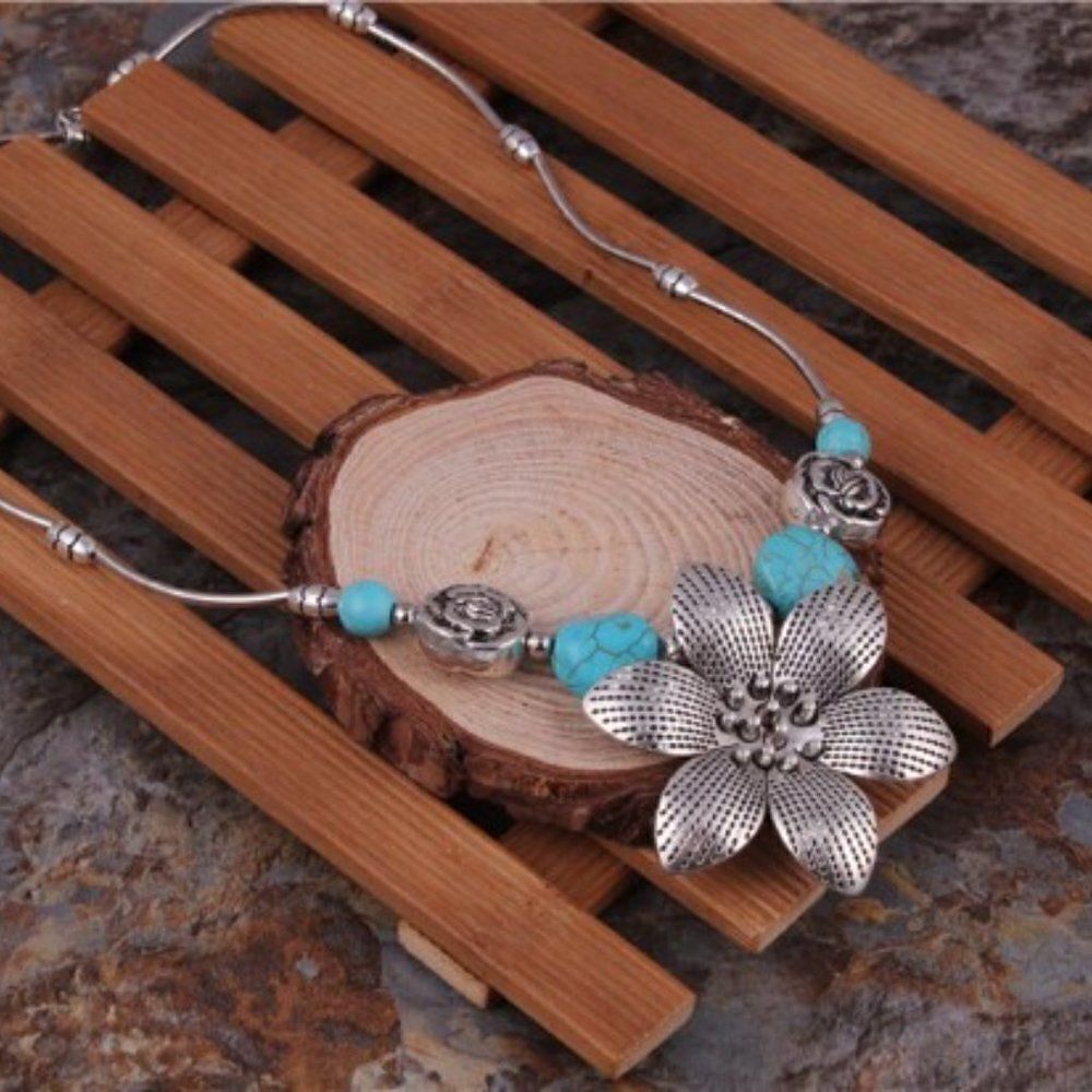 SILVER FLOWER NECKLACE - Picture 4 of 6